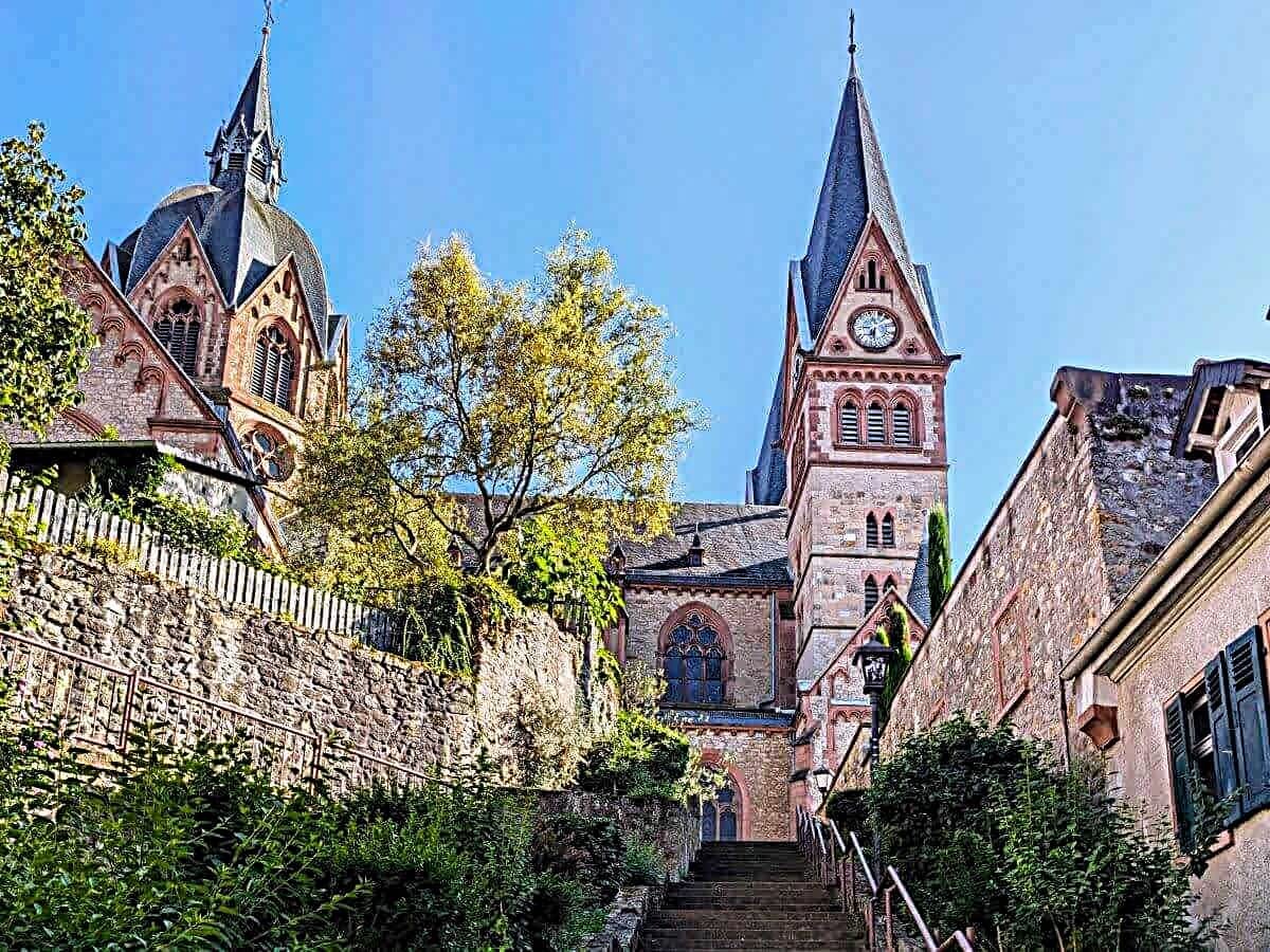 Die St.Peterskirche wird wegen ihrer Größe im Volksmund "Dom der Bergstrasse" genannt