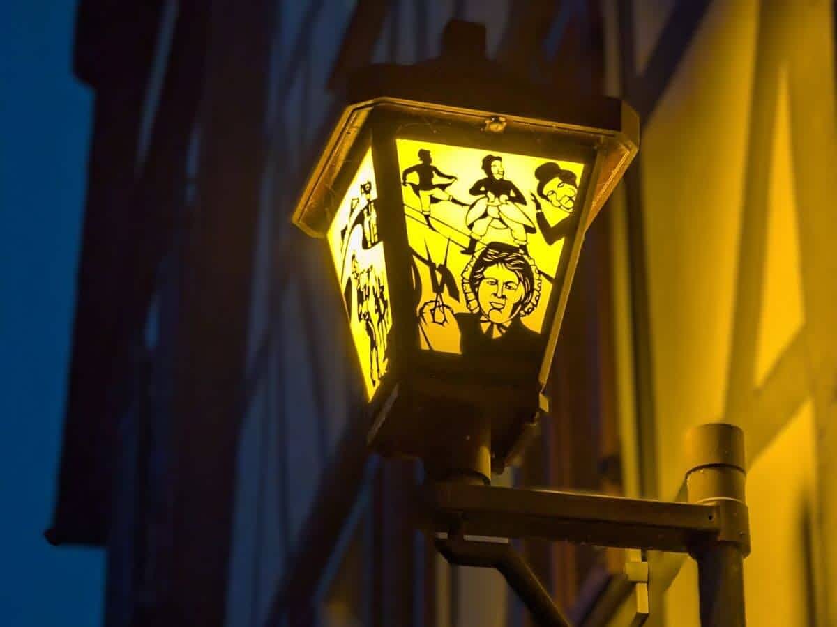 Die Laternen der Altstadt sind mit kunstvollen Scherenschnitt-Motiven geschmückt, die abends die Gassen in eine zauberhafte Atmosphäre tauchen