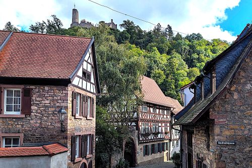 Es gibt Orte an der Bergstrasse, die wir immer wieder gerne besuchen - und Weinheim gehört definitiv dazu. Warum? Weil uns die Mischung aus Altstadt, Natur, Freizeit- und Kulturangeboten besonders gut gefällt. 