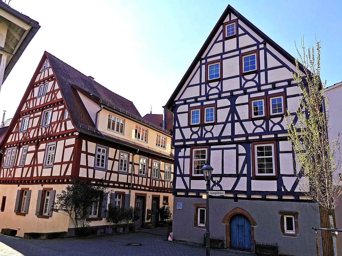 Gut erhaltene Gerberhäuser in einer Altstadtstraße von Weinheim