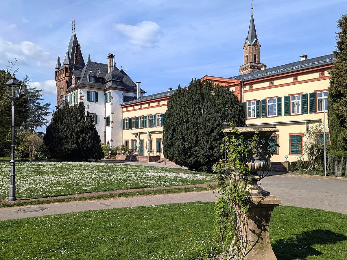 Der Schlosspark in Weinheim mit Liegewiesen, Blumen, Weiher und Restaurant lädt zum Spazierengehen und zur Einkehr ein 