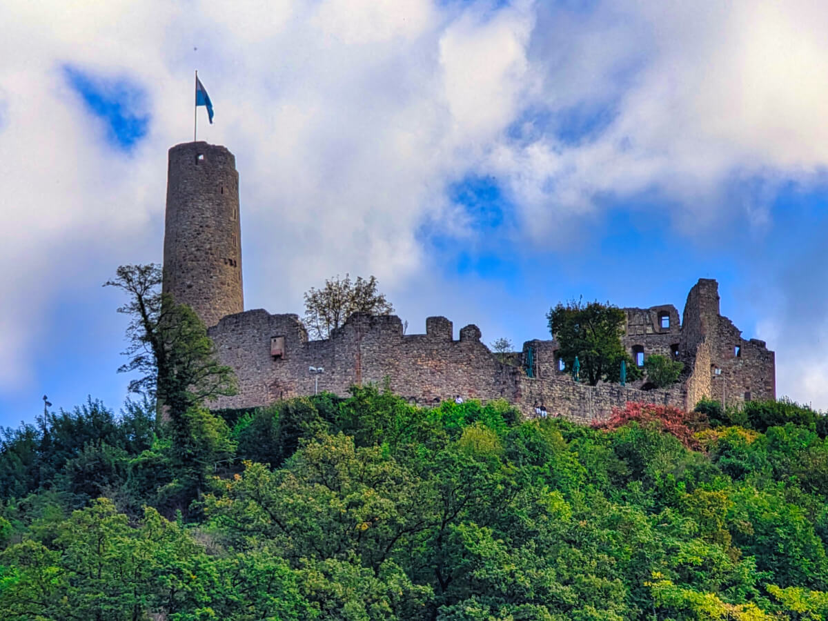 Burgruine Windeck thront über Weinheim und die umliegende Landschaft