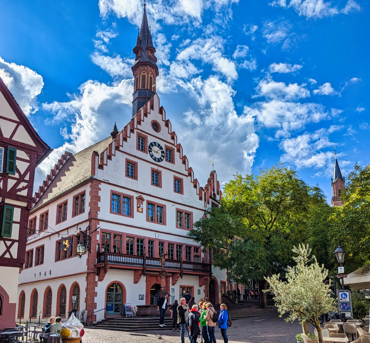„Historisches Rathaus im Renaissance-Stil am Weinheimer Marktplatz mit Touristeninformation.