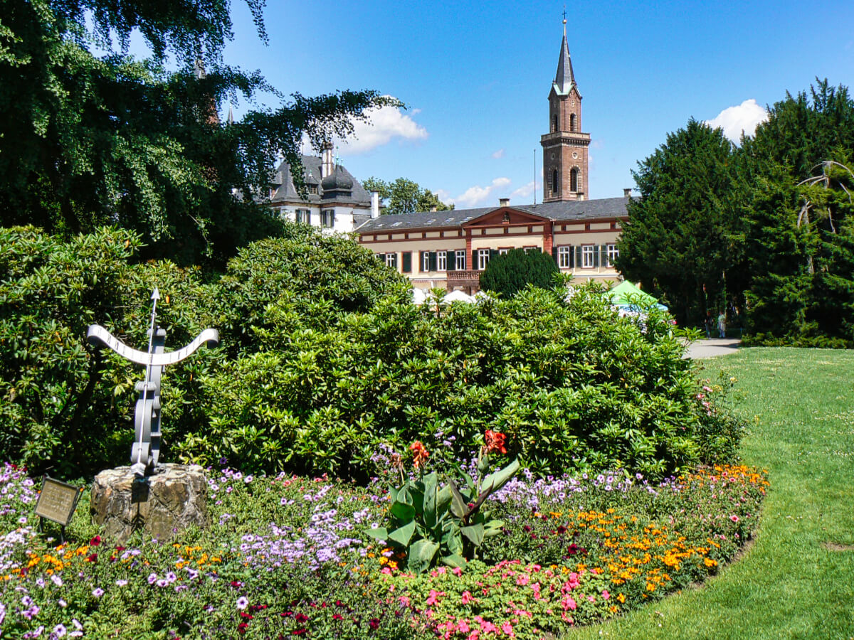 Schlosspark in Weinheim mit blühenden Blumenbeeten und gepflegten Spazierwegen