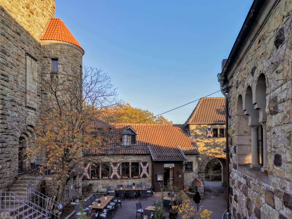 Außenansicht der Wachenburg in Weinheim, mit einer gemütlichen Burgschänke für regionale Küche