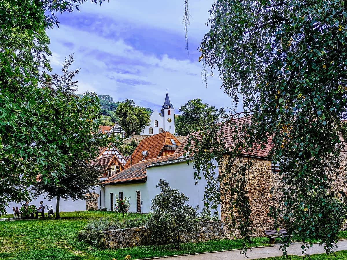 Bergkirche-zwingenberg-liegt-idyllisch-oberhalb-der-altstadt 