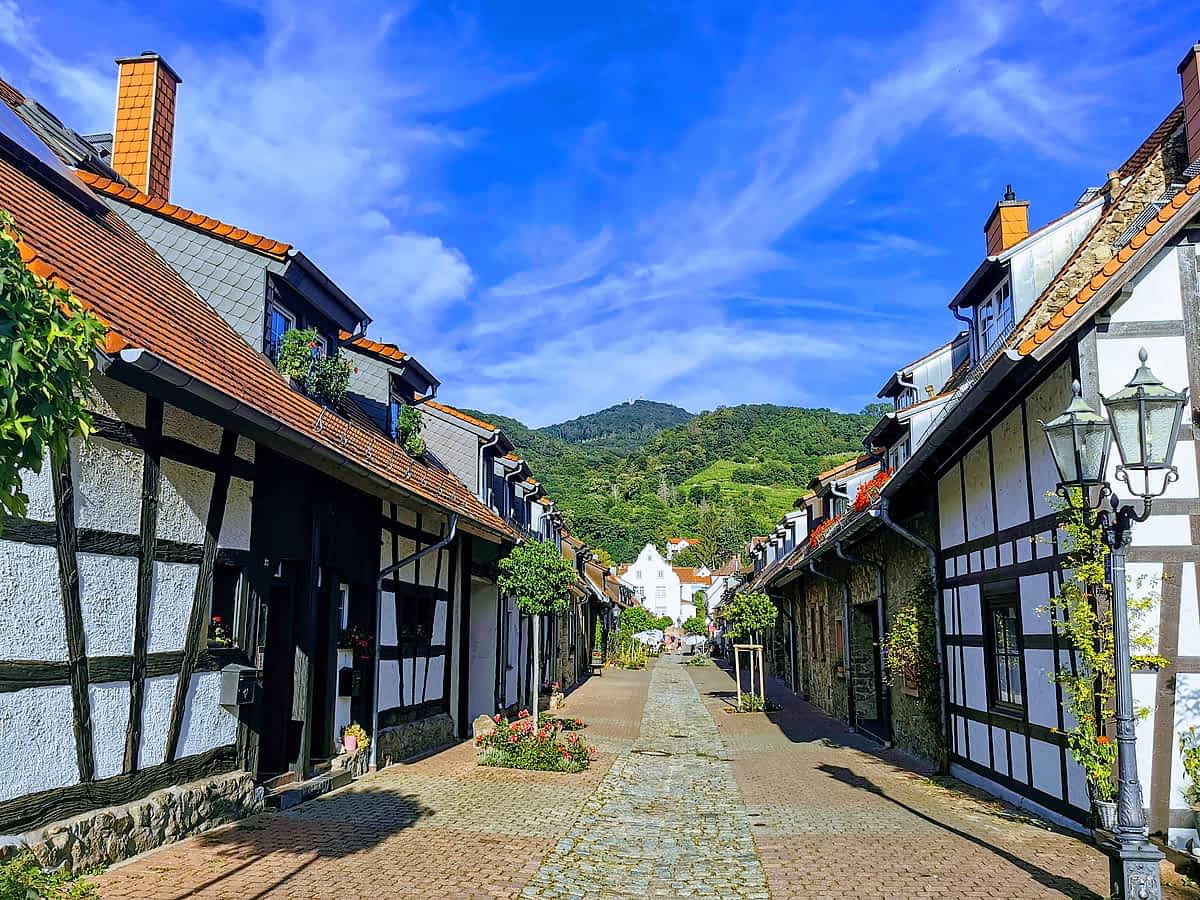scheuergasse-zwingenberg-mit-blick-auf-die-Bergstrasse