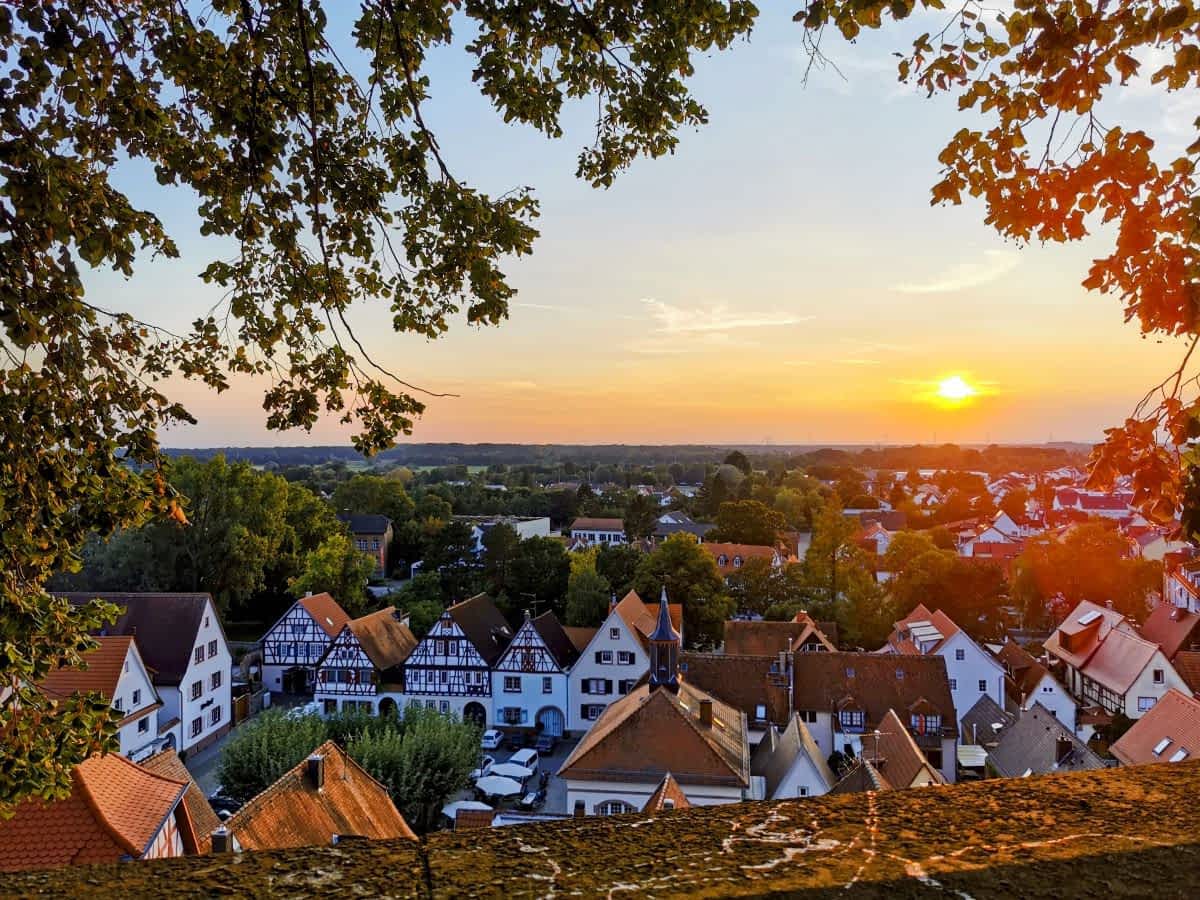Malerischer Sonnenuntergang von der Bergkirche Zwingenberg betrachtet 