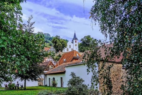 [title] - Eine romantisch gelegene Bergkirche, krumme Gassen mit Kopfsteinplaster, eine einzigartige Scheuergasse und viel Mittelalter-Romantik.  Zwingenberg ist eine gemütliches, kleines Städtchen mit jeder Menge Idylle und rundherum Natur, die der Seele gut tut.  