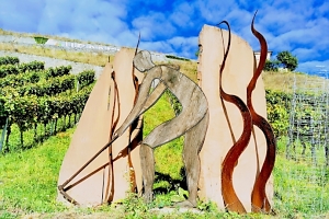 Wenn die Abendsonne die Landschaft in warme Farben taucht, gehen wir gerne zu einem Feierabend-Spaziergang in die Weinberge. Ein besonders schöner Weinwander-Weg befindet sich zwischen Bensheim und Heppenheim. Auf dem Erlebnispfad Wein und Stein gehen Kunst, Wein und Natur Hand in Hand.