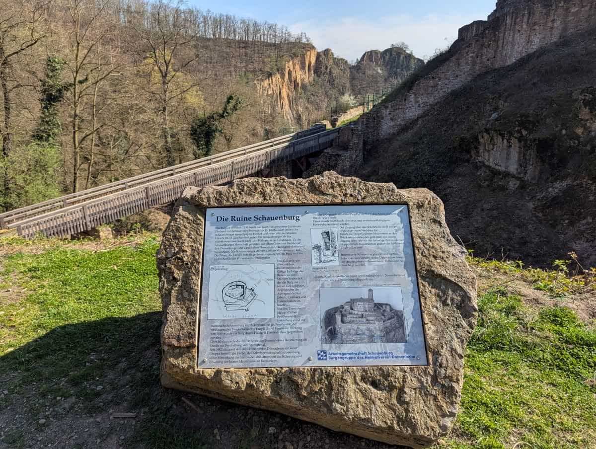 Blick auf den Steinbruch Dossenheim von der Burgruine Schauenburg