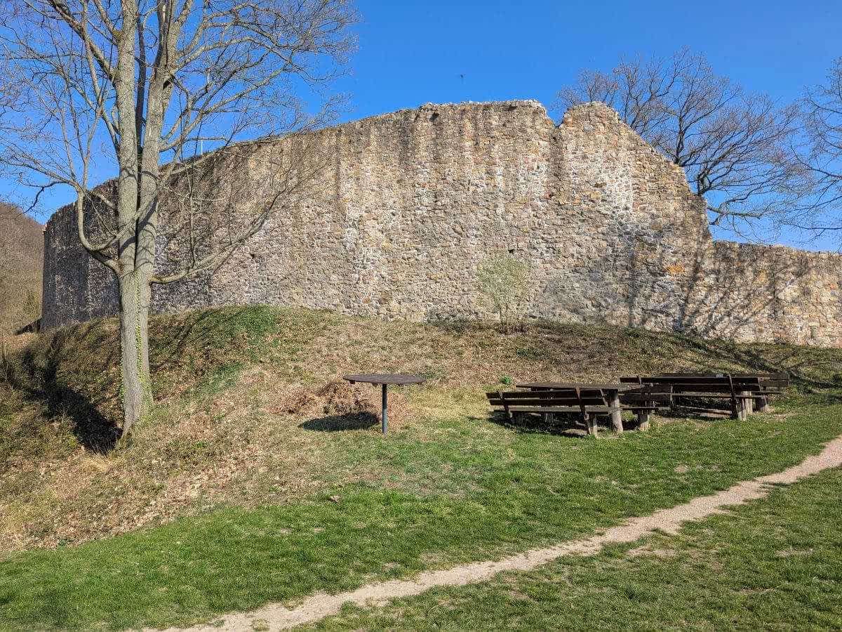 Burgruine Schauenburg mit Blick auf die Rheinebene