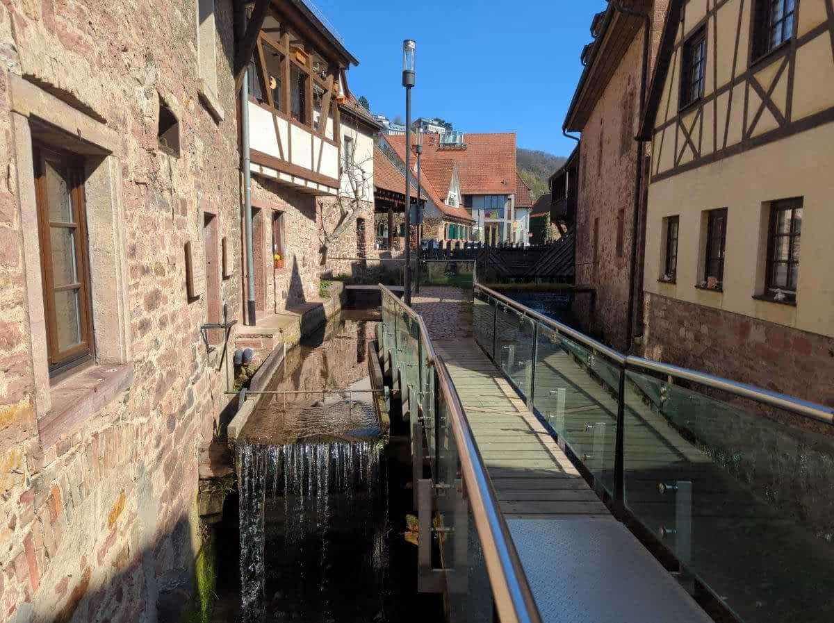 Holzsteg führt über den Kanzelbach entlang des Themenwegs Kuberg