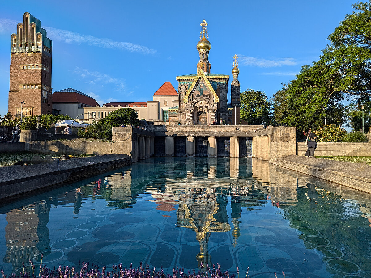 Ensemble Mathildenhöhe in Darmstadt, inklusive Hochzeitsturm, Ausstellungsgebäude und Gartenlandschaft, UNESCO-Weltkulturerbe.