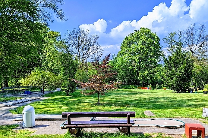 Minigolfanlage am Steinbrücker Teich Darmstadt – Freizeitspaß am Wasser für die ganze Familie