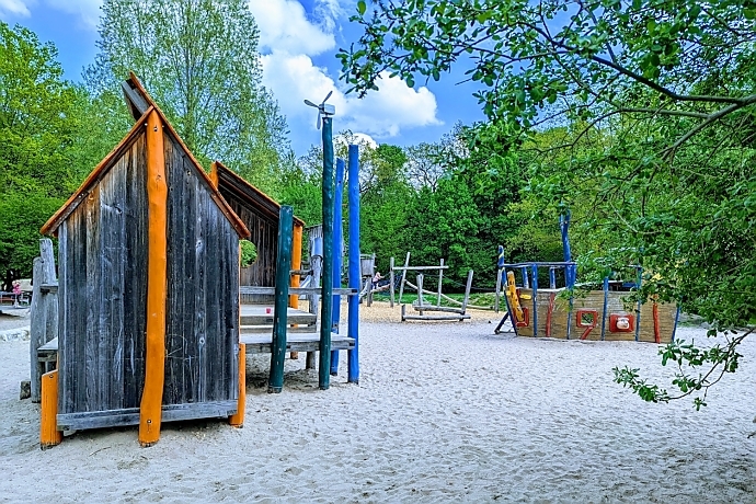 Abenteuerspielplatz am Steinbrücker Teich – Kinder entdecken Spielgeräte und einen Wasserspielplatz