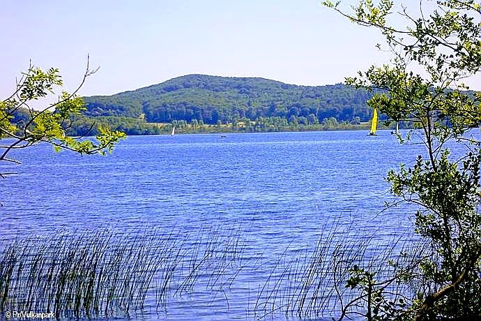 Beeindruckende Naturschauspiele sind die brodelnden Gasbläschen im Laacher See Beeindruckende Naturschauspiele sind die brodelnden Gasbläschen im Laacher See