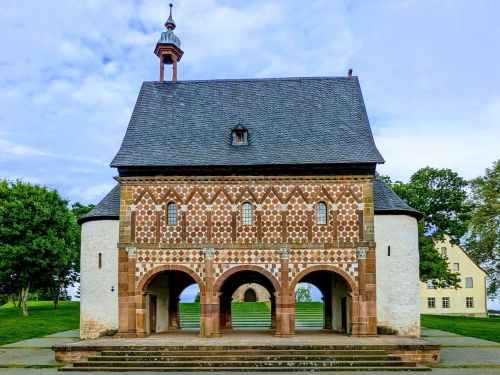 [title] - Lorsch liegt ca. 5 Kilometer westlich der eigentlichen Bergstrasse. Berühmt wurde der Ort durch das zum Weltkulturerbe ernannte Kloster Lorsch. 
