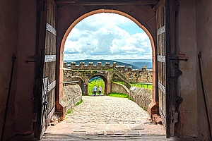 Die imposante Burg Breuberg im Odenwald ist ein lohnenswertes Ausflugsziel für die ganze Familie, das sich wunderbar mit einer gemütlichen Wanderung verbinden lässt. Außerdem gibt es rund um die Burg noch einiges Sehenswertes zu entdecken.