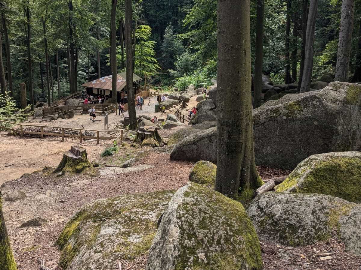 Blick auf die Holzhütte am oberen Rand des Felsenmeers