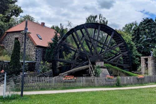 Bad Nauheim liegt nur rund <strong>35 Kilometer von Frankfurt</strong> entfernt in der Wetterau und ist in vielerlei Hinsicht ein schönes Ausflugsziel. Wir waren nicht zum ersten Mal hier, aber dieses Mal haben wir unseren Ausflug in die Kurstadt mit einer Wanderung auf dem Salzweg kombiniert.