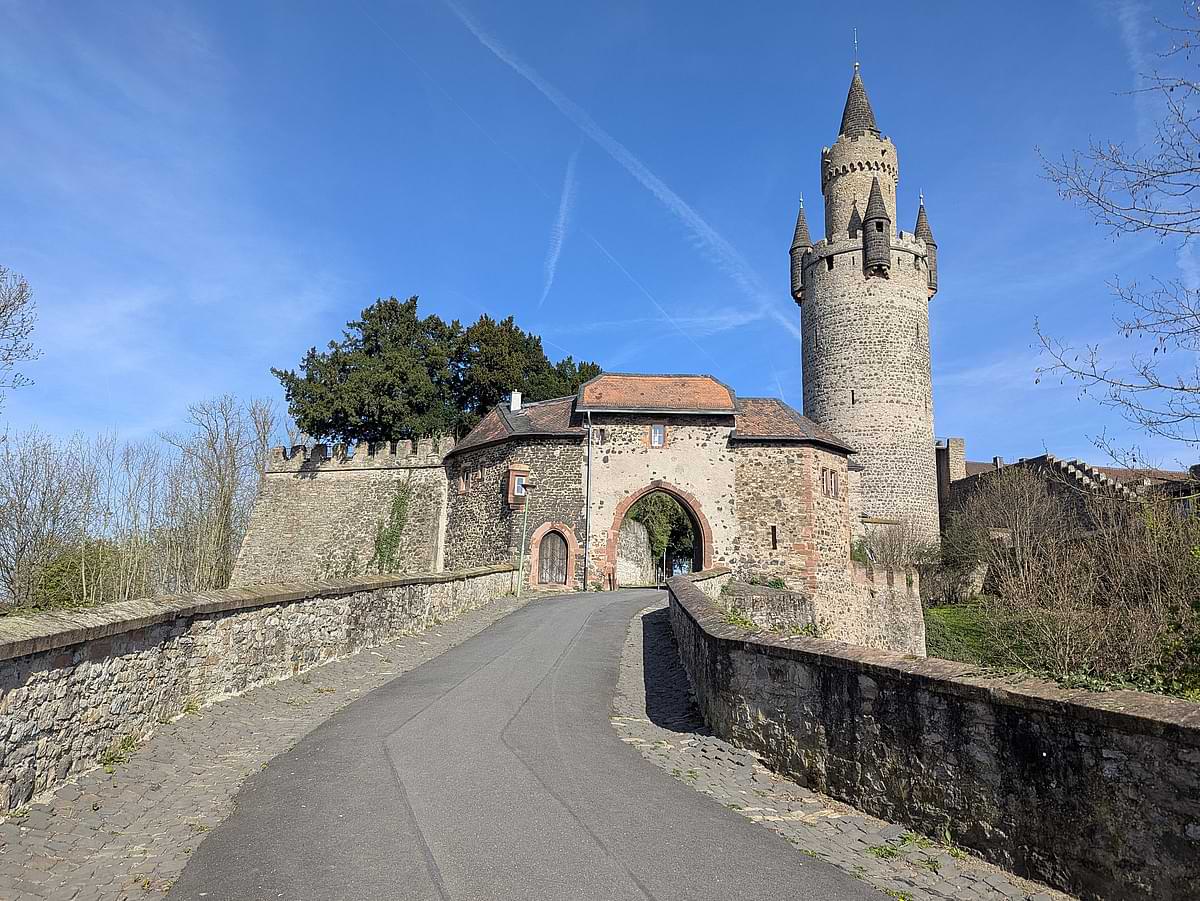 Adolfsturm der Burg Friedberg, ein hoher Rundturm aus Stein mit Zinnen und Aussichtspunkt.