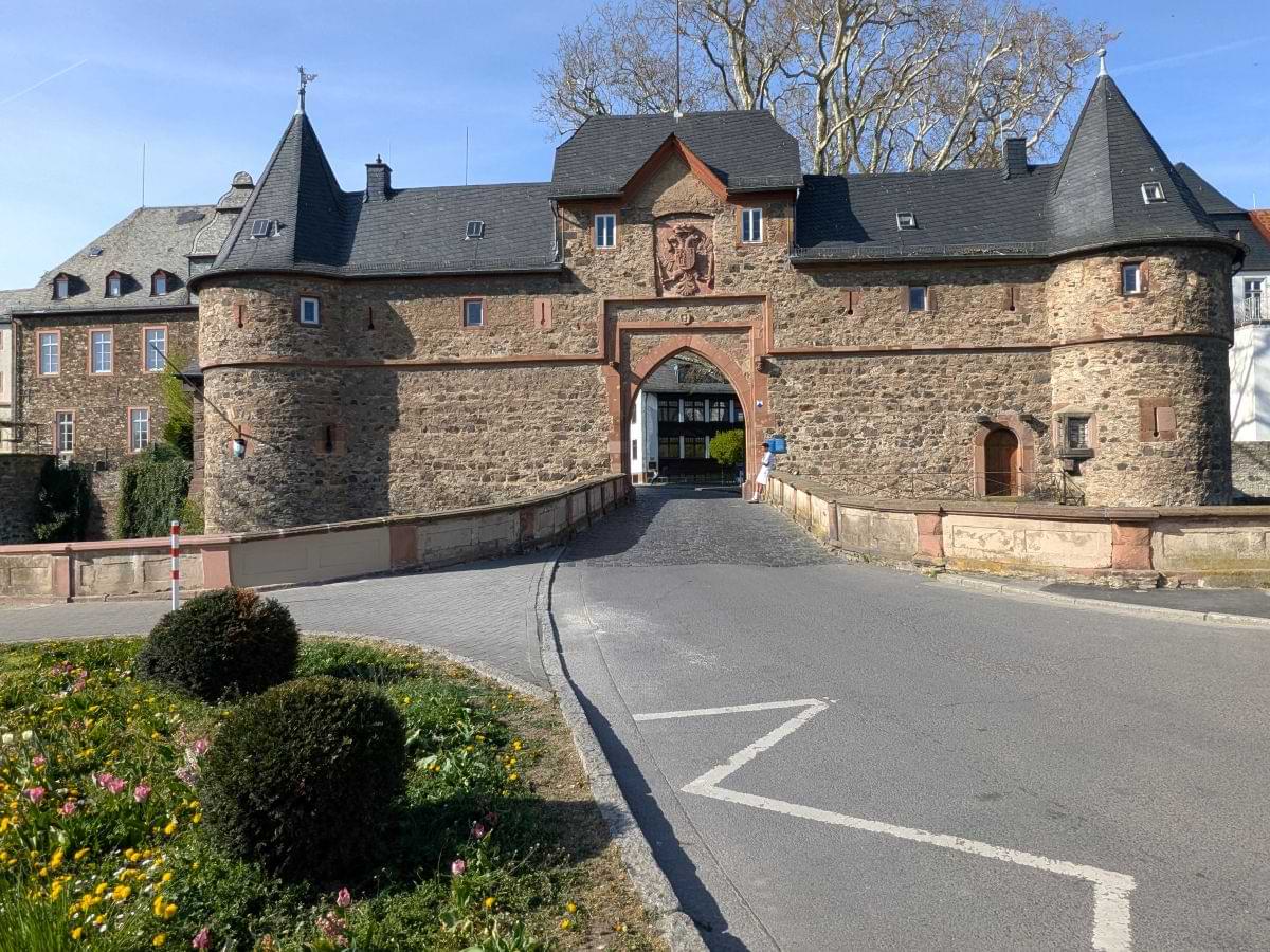 Außenansicht der mittelalterlichen Burg Friedberg mit hohen Mauern und Türmen.
