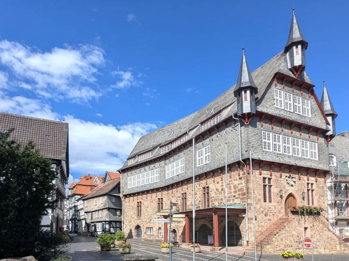 Das über 900 Jahre alte Rathaus in Fritzlar ist das größte Verwaltungsgebäude seiner Art in Hessen