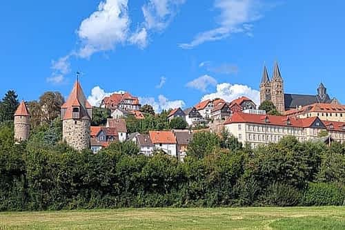 Fritzlar liegt nördlich des Rhein-Maingebiets, Das nordhessische Städtchen bietet, was eine mittelalterliche Fachwerkstadt ausmacht: Eine Stadtmauer mit Wehrtürmen, einen imposanten Dom und eine Altstadt mit Fachwerkhäusern, die Teil der Deutschen Fachwerkstrasse sind. 