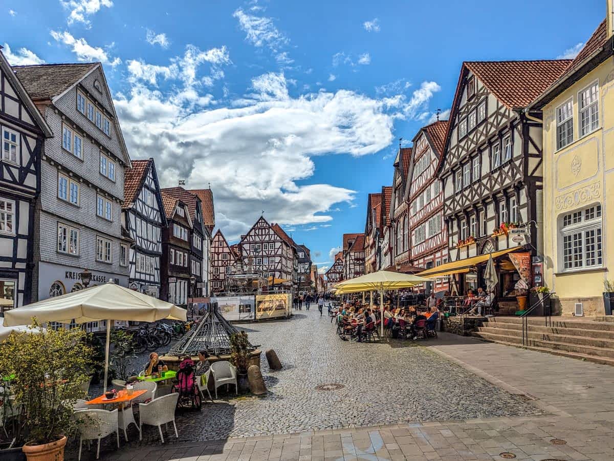 Das Herz der Fritzlarer Altstadt: der Marktplatz mit einem Ensemble schöner Fachwerkhäuser und dem Brunnen
