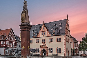 Ein Ausflug nach Groß-Umstadt lohnt sich in mehrfacher Hinsicht. Die Altstadt alleine ist schon einen Besuch wert. Die umliegende Rebenlandschaft fasziniert gleichermaßen und lädt zu einer gemütlichen Wanderung durch die Weinberge ein. 
