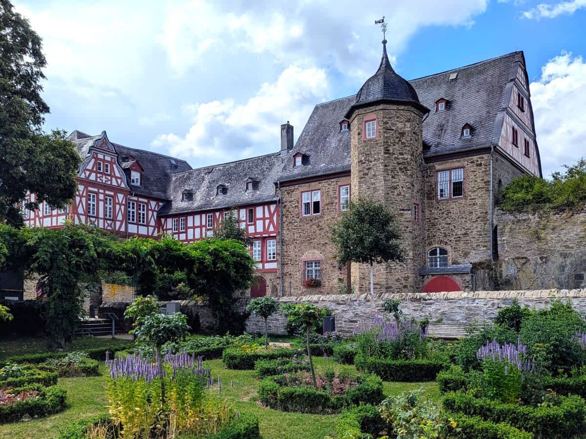 Altes Amtsgericht: massiver Steinbau mit Fachwerkgiebel