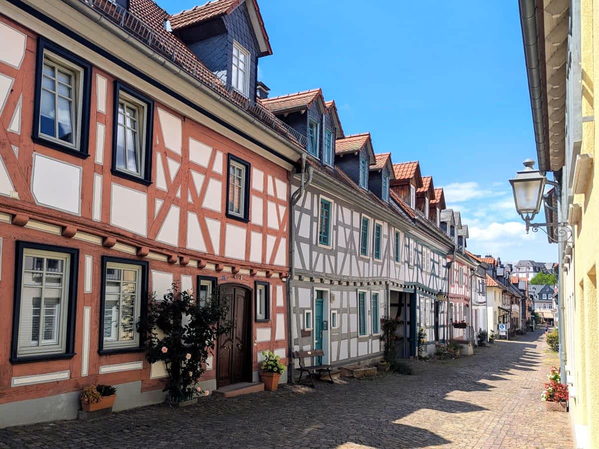  Die Barocke Vorstadt auf dem ehemaligen Areal der alten Stadtmauer zeichnet sich durch gleich hohe Bebauung und klaren Straßenstrukturen aus 