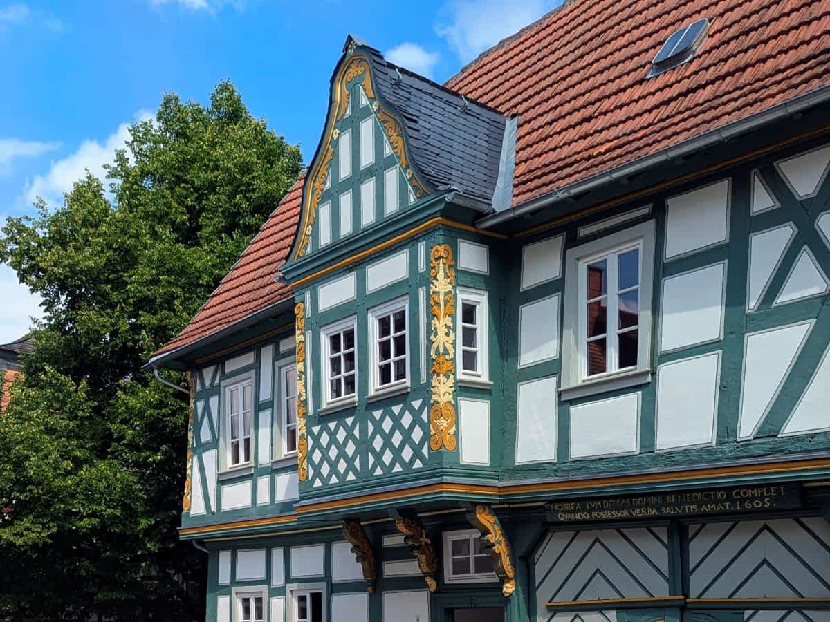 Fenstererker mit Schweifgiebel und Schnitzwerk 