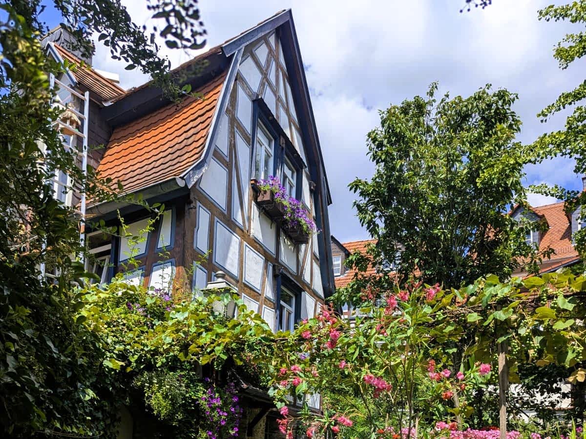verstekckte Gassen mit bunten Gärten in Idstein