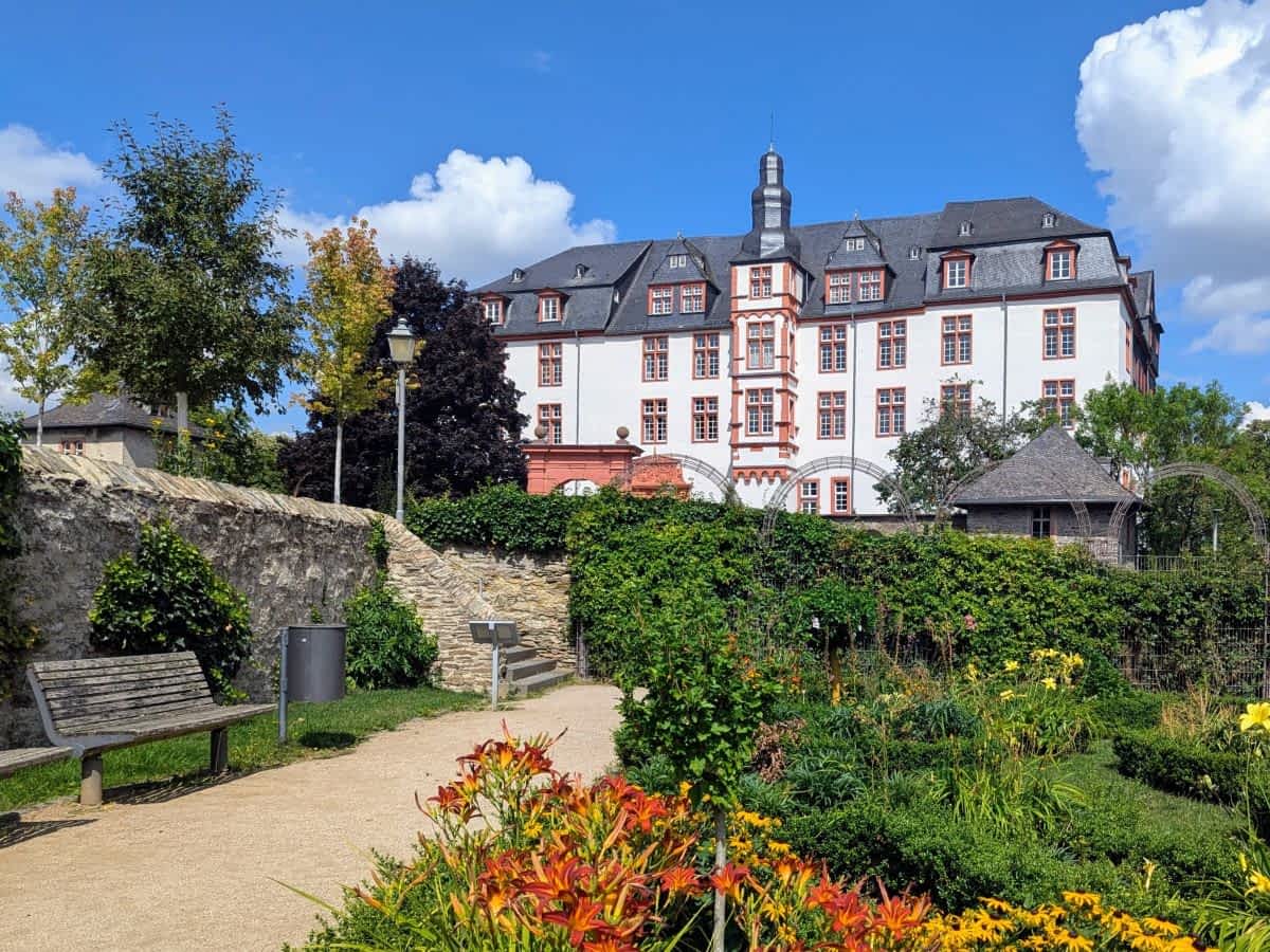 Residenzschloss Idstein hatte nach erlöschen der Linie Nassau-Idstein verschiedene Nutzungen und ist heute Gymnasium