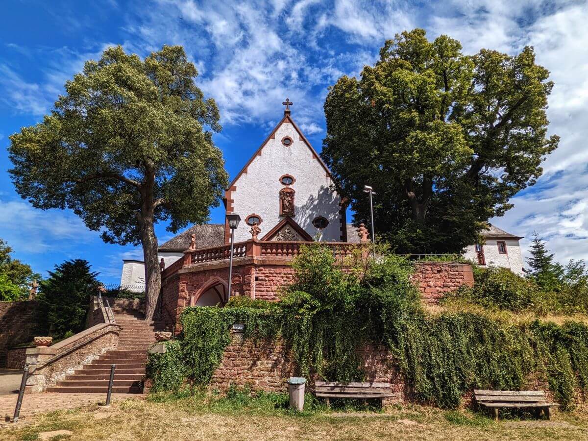 idyllische Klosterkirche St. Michael in Großheubach