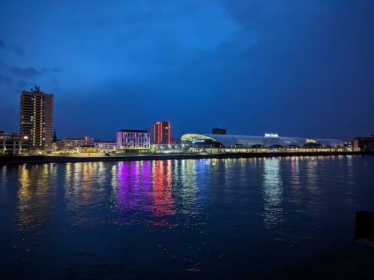 Blick vom Mannheimer Rheinufer nach Ludwigshafen