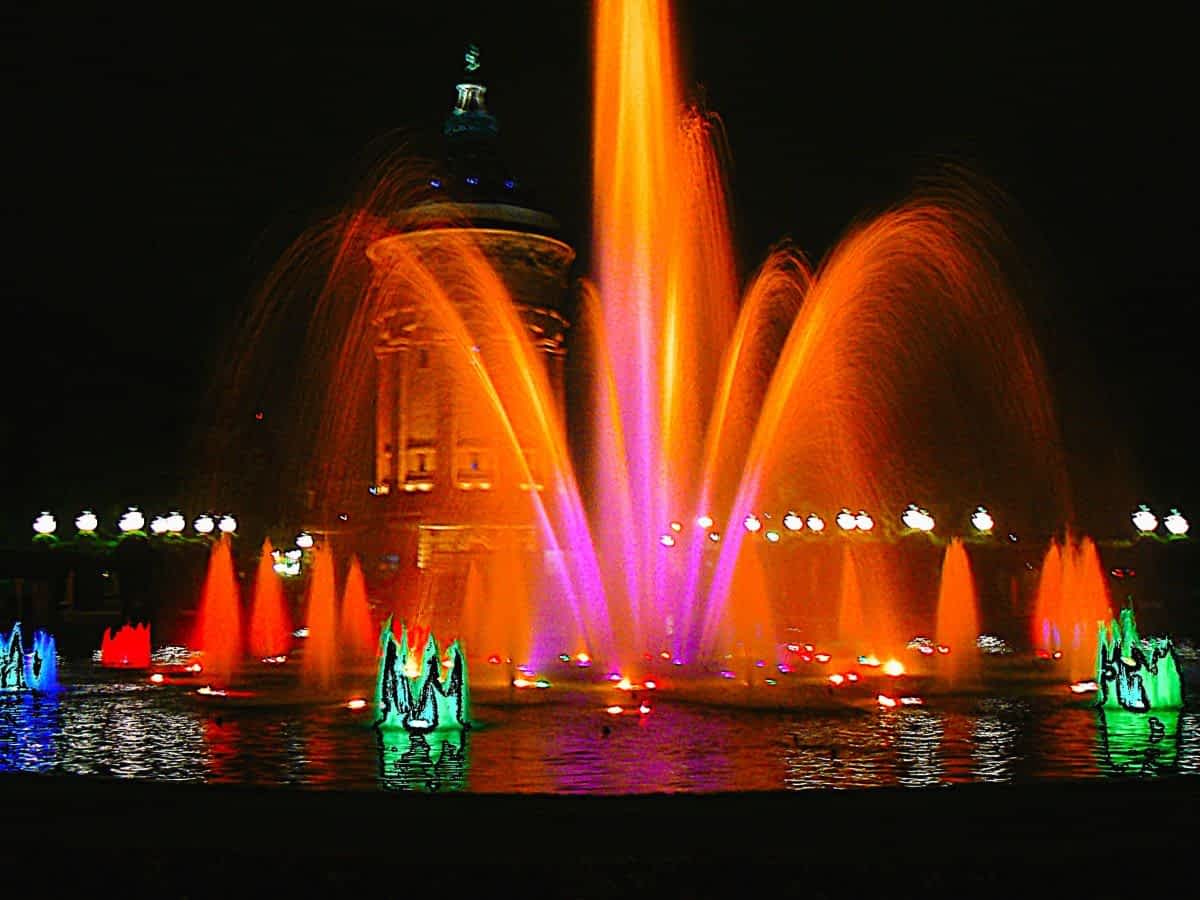 Wasserspiele bei Nacht - farbige Illumination am Wasserturm 