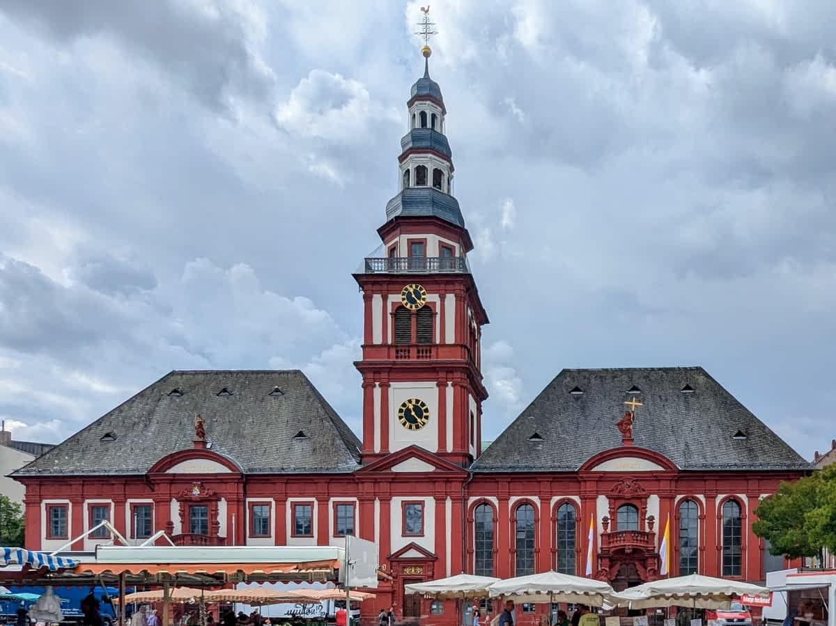 der Marktplatz in Mannheim mit Blick auf das historische Rathaus 