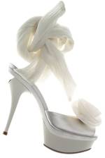 Die Brautschuh-Versteigerung ist ein alter Brauch. Um die Sparsamkeit der Braut zu symbolisieren, war es früher Brauch, dass die Braut ihre Brautschuhe von gesparten Pfennigen selbst bezahlte. Heute wird dieser Brauch mit Cent gepflegt. Während der Hochzeitsfeier wird der Braut ein Schuh 