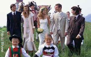 [title] - Brautpaare und Hochzeitsgäste halten gerne an allen Traditionen und Bräuchen fest. Einige Bräuche haben Symbolcharakter, andere sollen vor allem Freude bereiten. Wir haben einige der beliebtesten Hochzeitsbräuche für Sie zusammengestellt. 