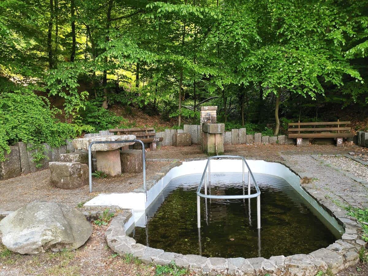 Kneipp-Anlage am Grambach bei Birkenau mit Wassertretbecken und Sitzbänken Kneipp-Anlage am Grambach bei Birkenau mit Wassertretbecken und Sitzbänken