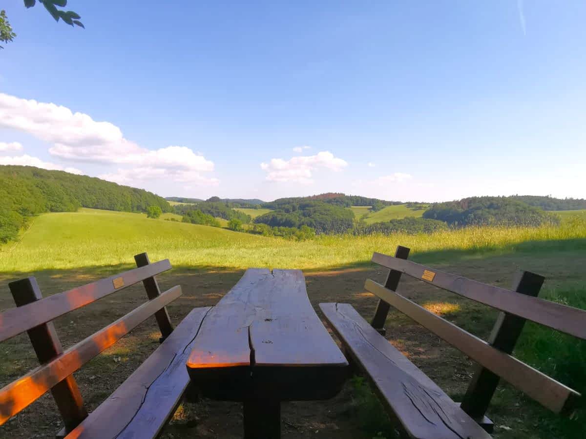 Picknickplatz auf der Hohen Harth mit weitem Blick über den Odenwald bei Birkenau Picknickplatz auf der Hohen Harth mit weitem Blick über den Odenwald bei Birkenau