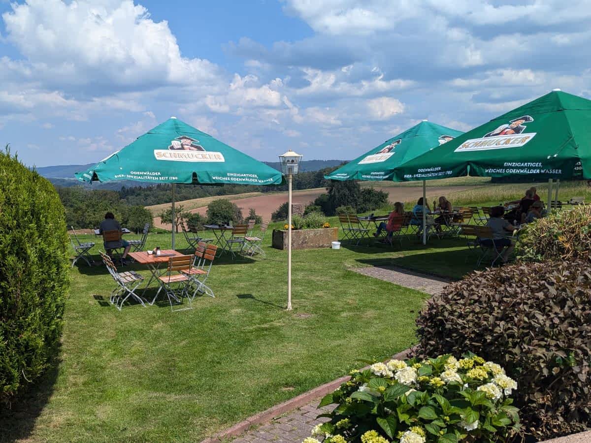 Biergarten des Restaurants Morgenstern in Siedelsbrunn mit weitem Blick über den Odenwald Biergarten des Restaurants Morgenstern in Siedelsbrunn mit weitem Blick über den Odenwald