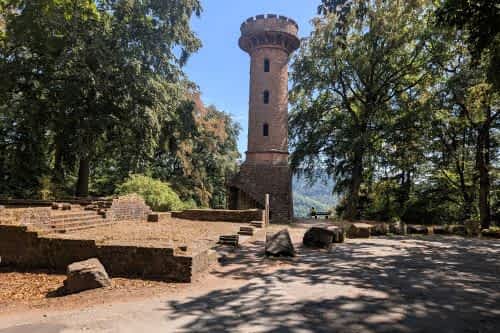 Wer Heidelberg besucht, sollte sich den Heiligenberg nicht entgehen lassen. Unsere Rundwanderung verbindet schattige Waldwege mit spannenden Sehenswürdigkeiten wie der Thingstätte, der Klosterruine St. Michael und dem Bismarckturm. Unterwegs warten herrliche Rastplätze und Ausblicke auf das Heidelberger Schloss – perfekt für einen abwechslungsreichen Halbtagesausflug.