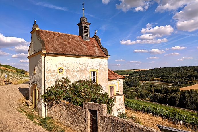 Der Blick von der Weinbergskapelle in Frickenhausen über die Weinberge ist einfach herrlich.