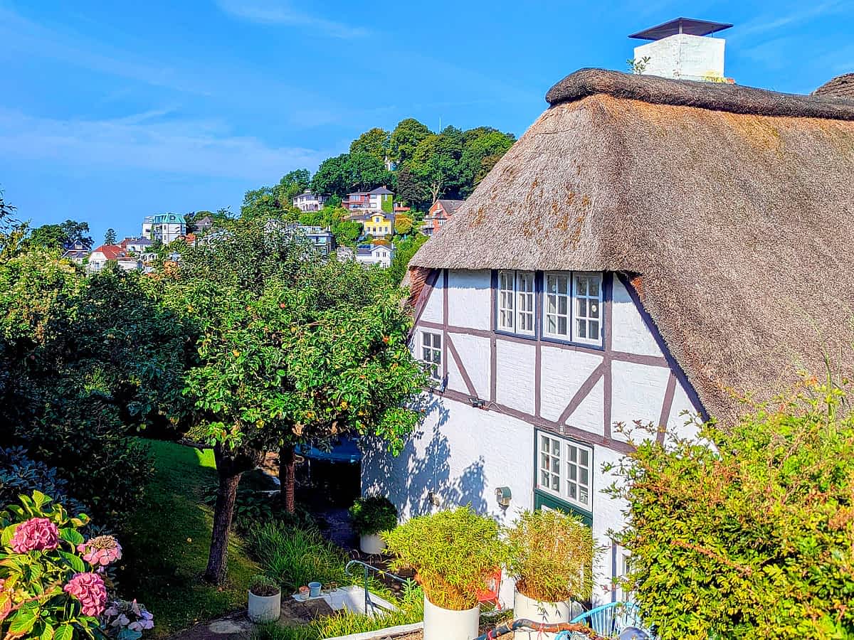  Ein Ausflug nach Blankenese mit seinem verwinkelten Treppenviertel und den malerischen Häusern fühlt sich an wie ein Kurztrip ans Meer.