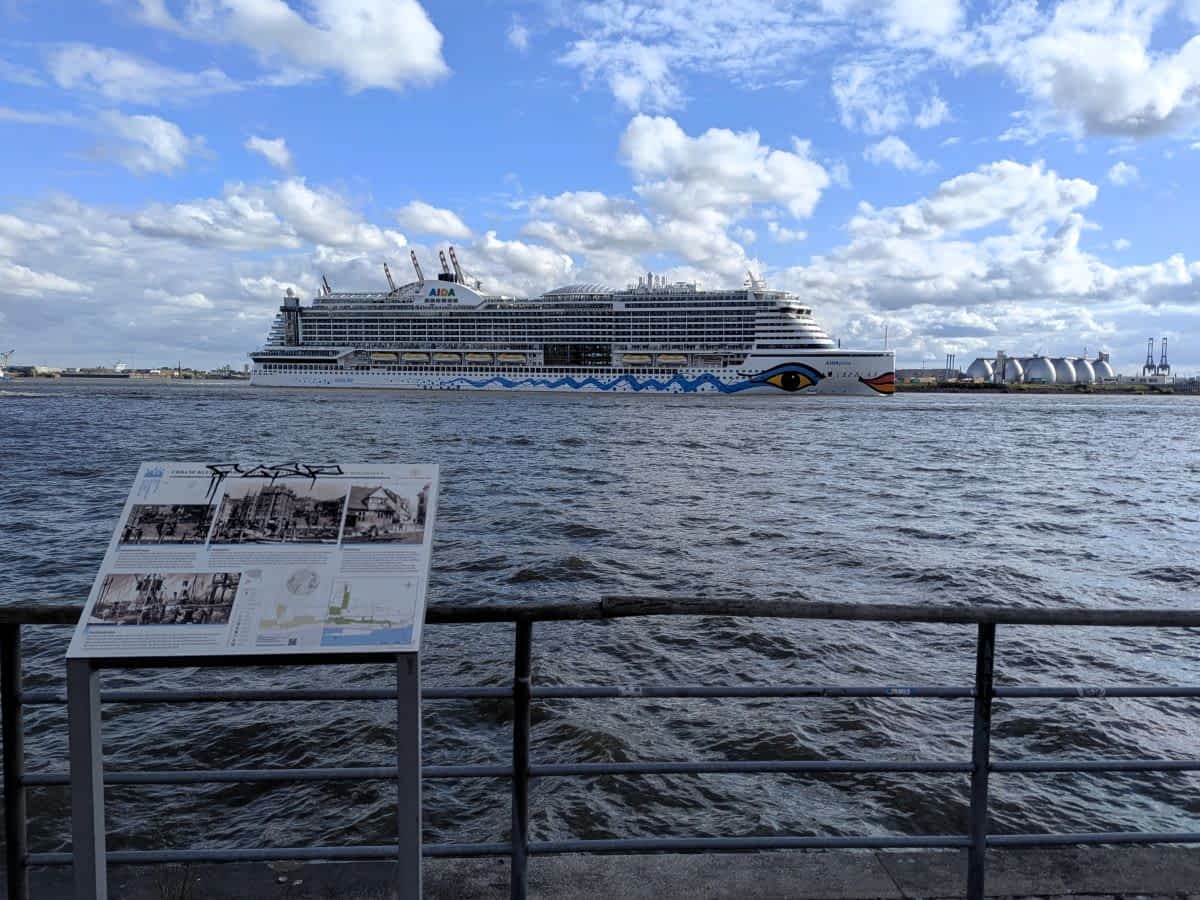 Ein riesiges weißes Kreuzfahrtschiff - die  AIDA - fährt auf der Elbe 
