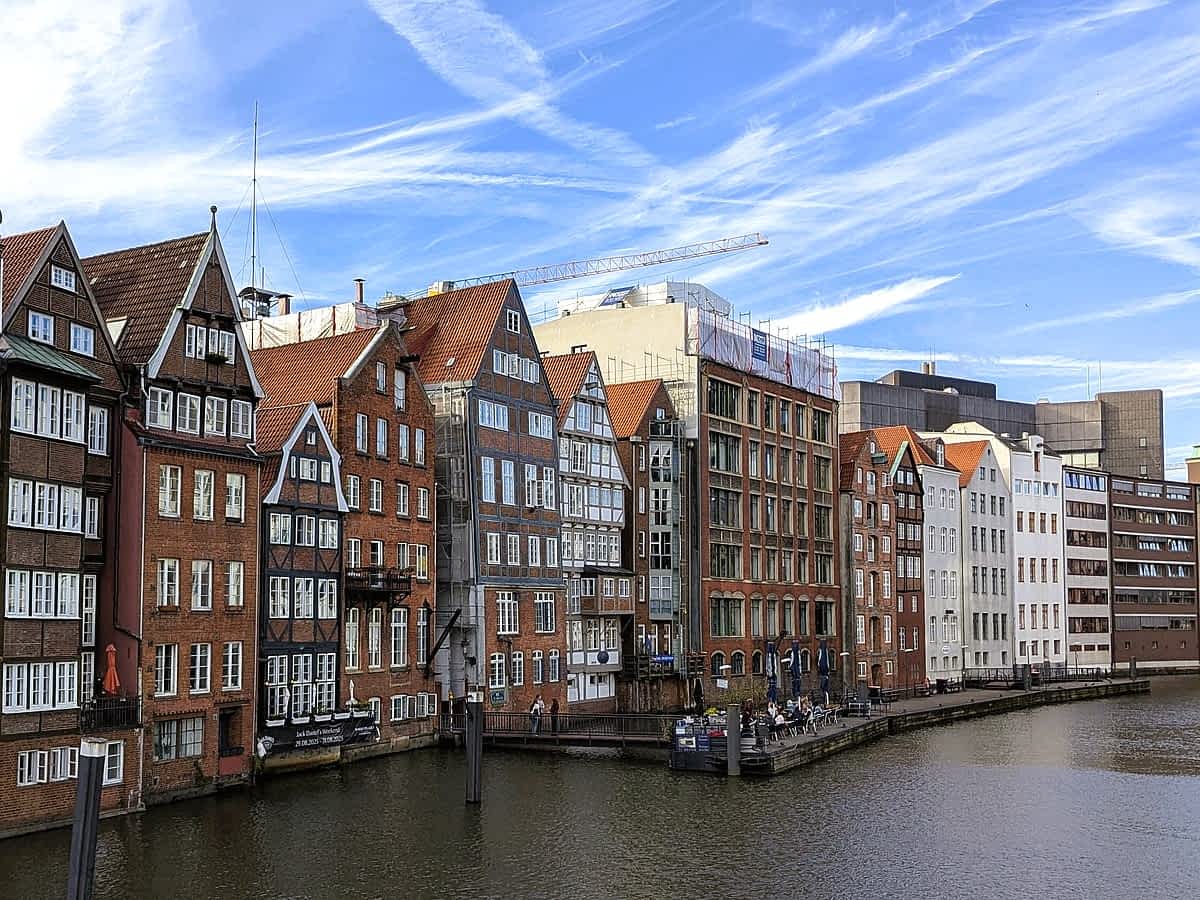 Früher wichtige Transportwege für Waren, prägen sie heute mit ihren Backsteinfassaden und Brücken das typische Hamburger Stadtbild.